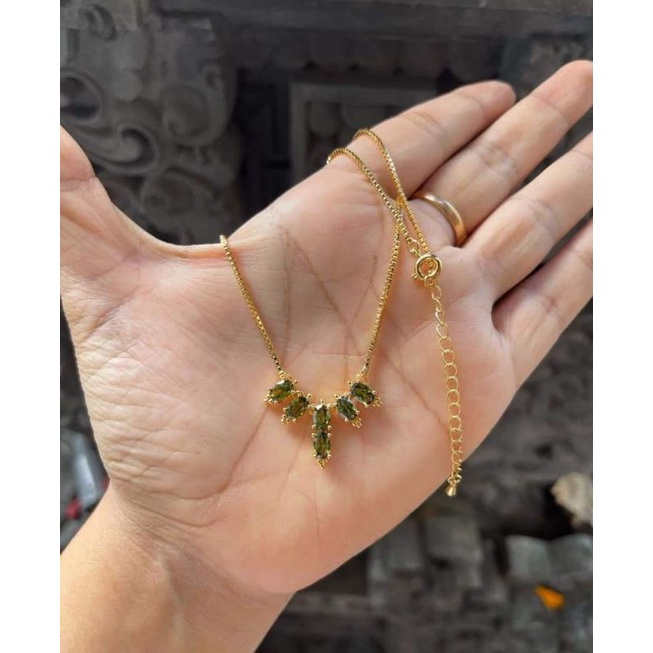 Kalung zircon olive