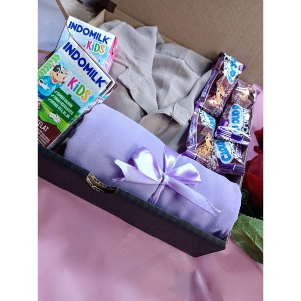 SPECIAL PAKET HAMPERS KEMEJA WANITA,ATASAN WANITA,KADO ULANG TAHUN CEWE,KADO SNACK,HIJAB