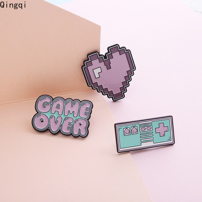 Bros Pin Enamel Desain Kartun GAME Element Heart Pixel Warna Pink Untuk Ransel