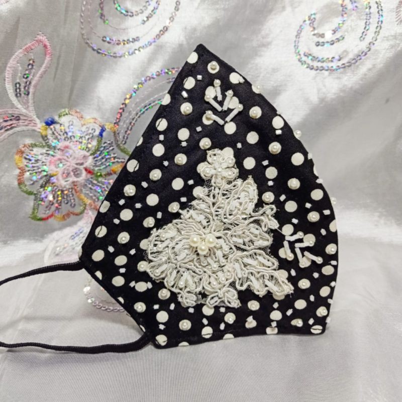 Masker kain 3ply Manik Bunga warna Black and White dengan filter spunbond