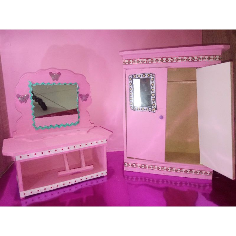 lemari dan meja rias pink