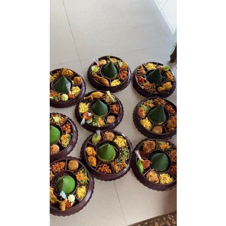 

Tumpeng mini nasi kuning