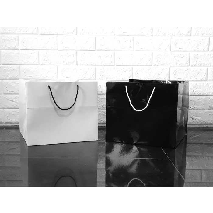 

NEW Paperbag BW Series (Uk. 30 x 30 x Tinggi 25 cm) - Hitam