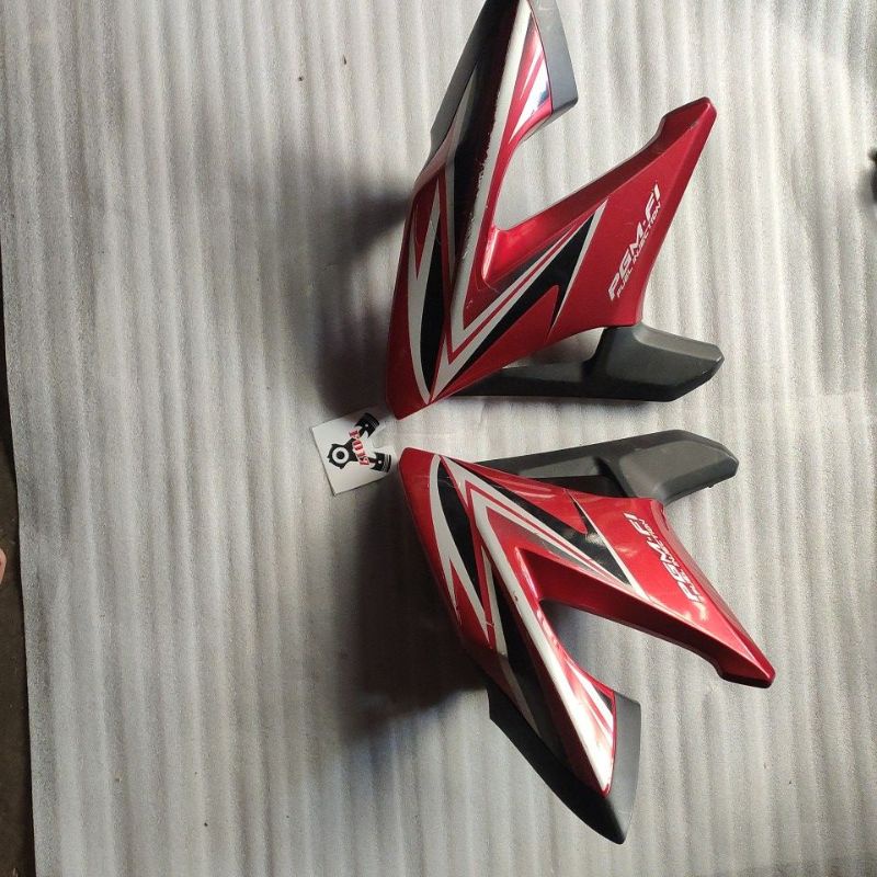 Cover tangki kupingan tangki CB150R old lama CB 150 R merah asli original