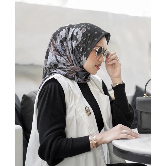 Buttonscarves Royale Black