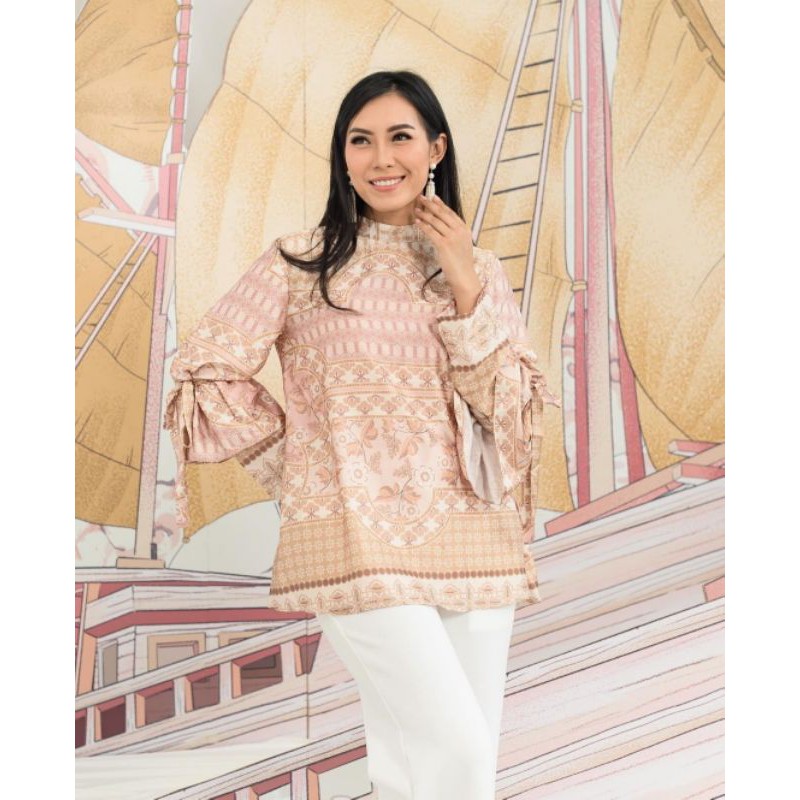 Sacha Blouse Wearing Klamby