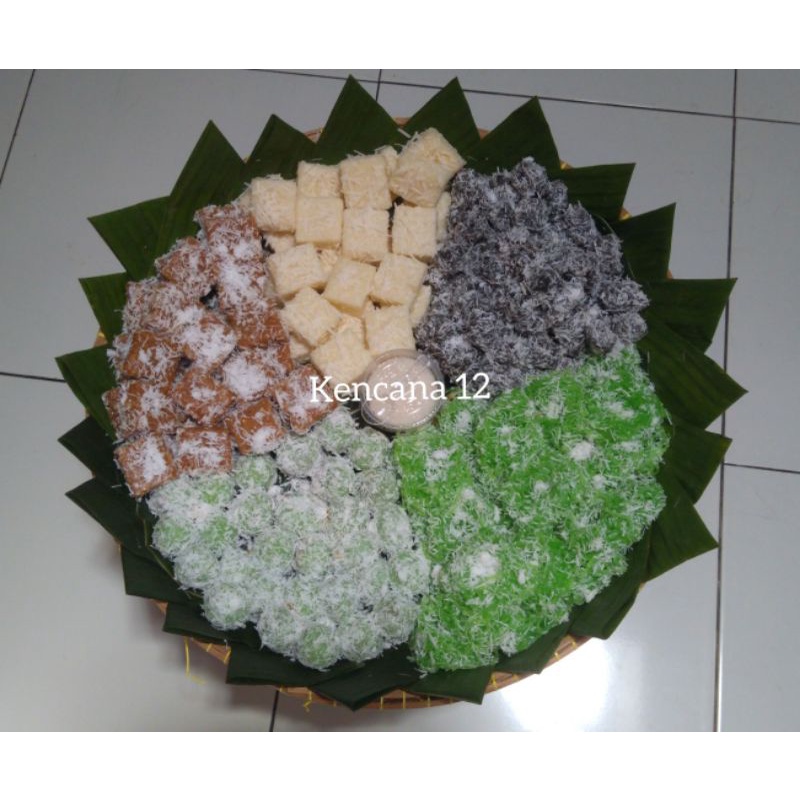 

Jajanan Pasar / Tradisional / Kue Basah Cecempeh Tampah Nampan