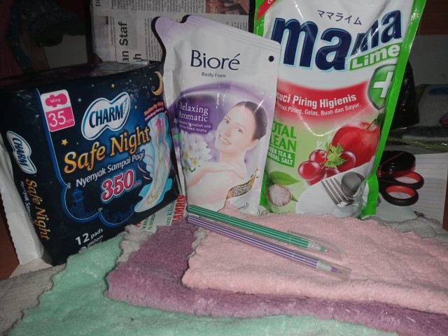 Laurier Relax Night 35 Cm Isi 12pc, Charm Safe Night 35 Cm Isi 12pc