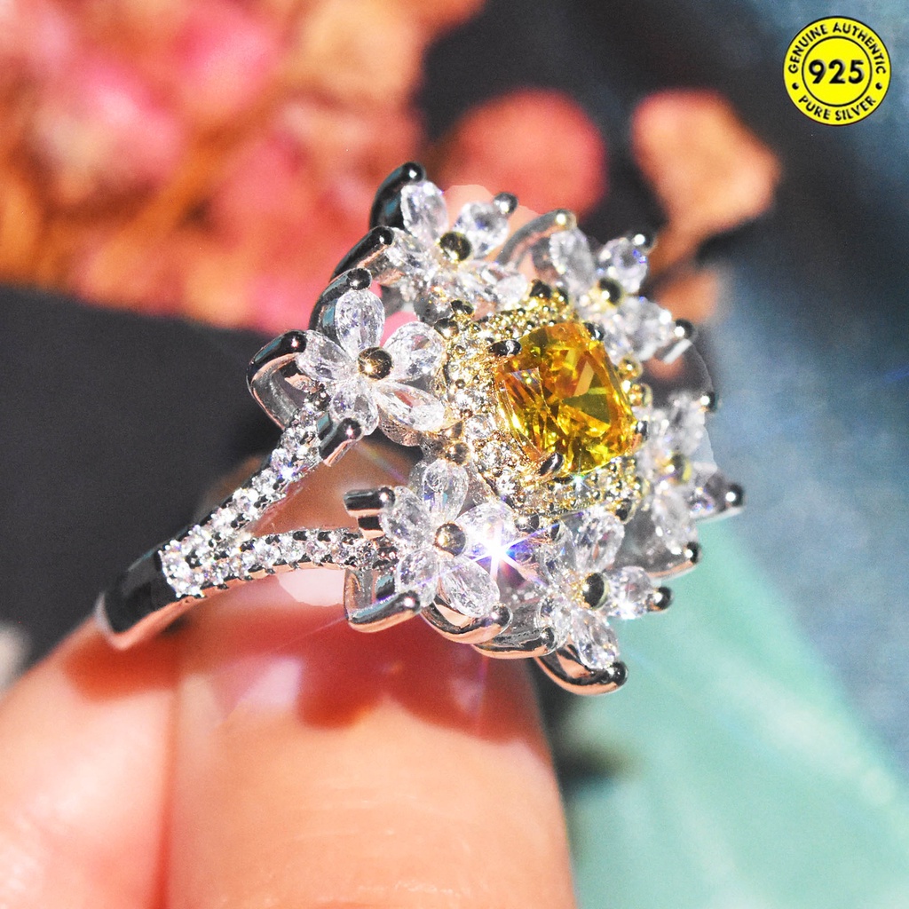 Cincin Desain Bunga Aksen Berlian Warna Kuning