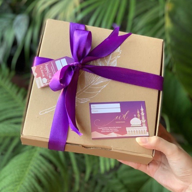 

Les Cubiques (Brownies Hampers Parcel Ramadhan Lebaran Topping Kubik ukuran 20x20cm, Isi 25Pcs)