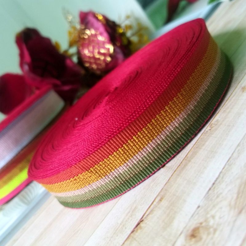 

per gulung isi 15 meter,pita salur pelangi lebar 2cm.