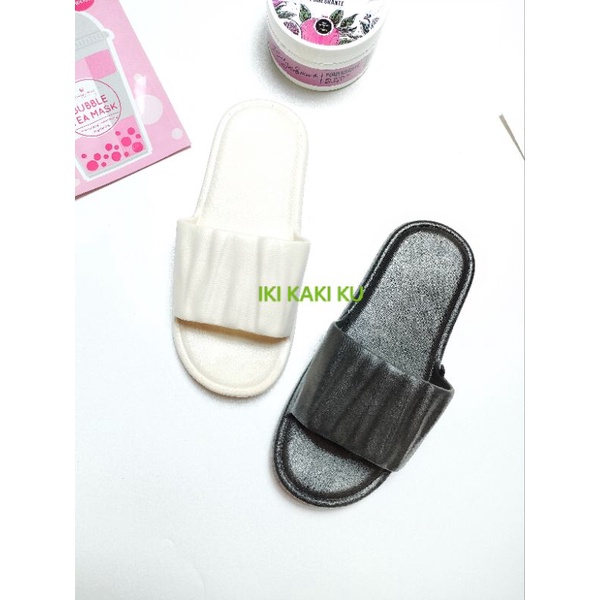 SANDAL IMPORT KOREA WANITA BALANCE 037 BAHAN KARET LENTUR EMPUK BLACK AND WHITE NETRAL