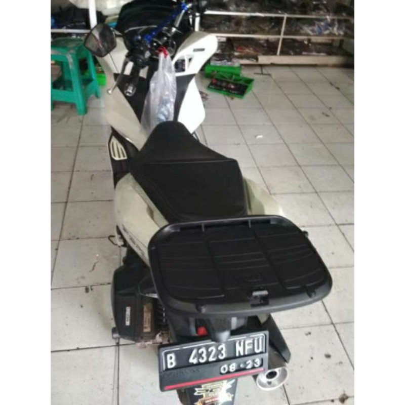 breket box honda PCX 150 hitam