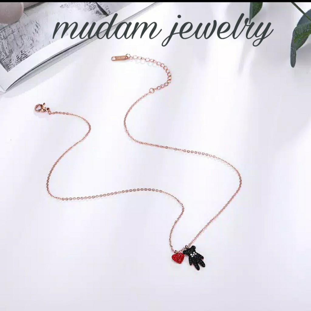 Kalung Panda Hitam Dengan Love Merah Titanium Lapis Emas 18K