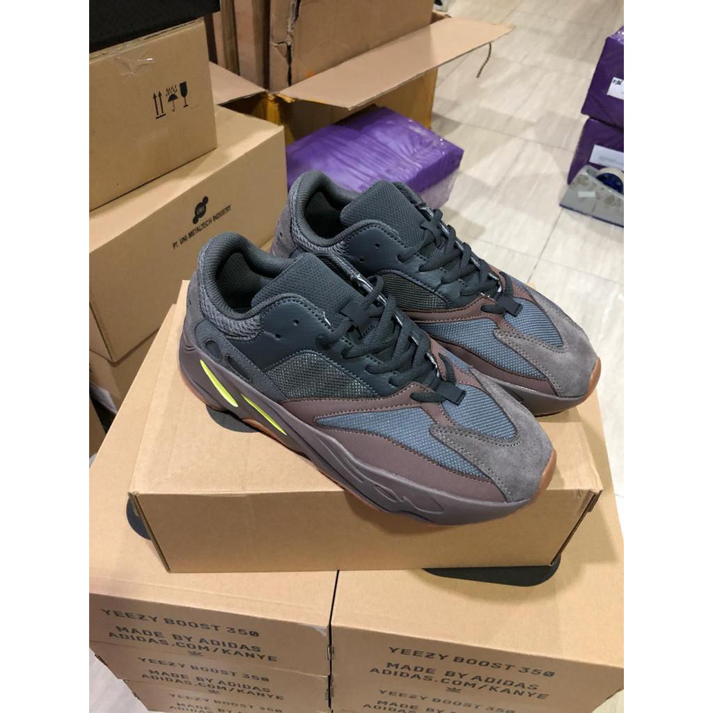 YEZZY 700 MAUVE, REAL PIC. MADE IN CHINA.