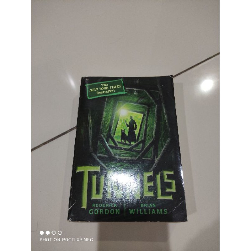 English Novel preloved Tunnels-Roderick Gordon novel second