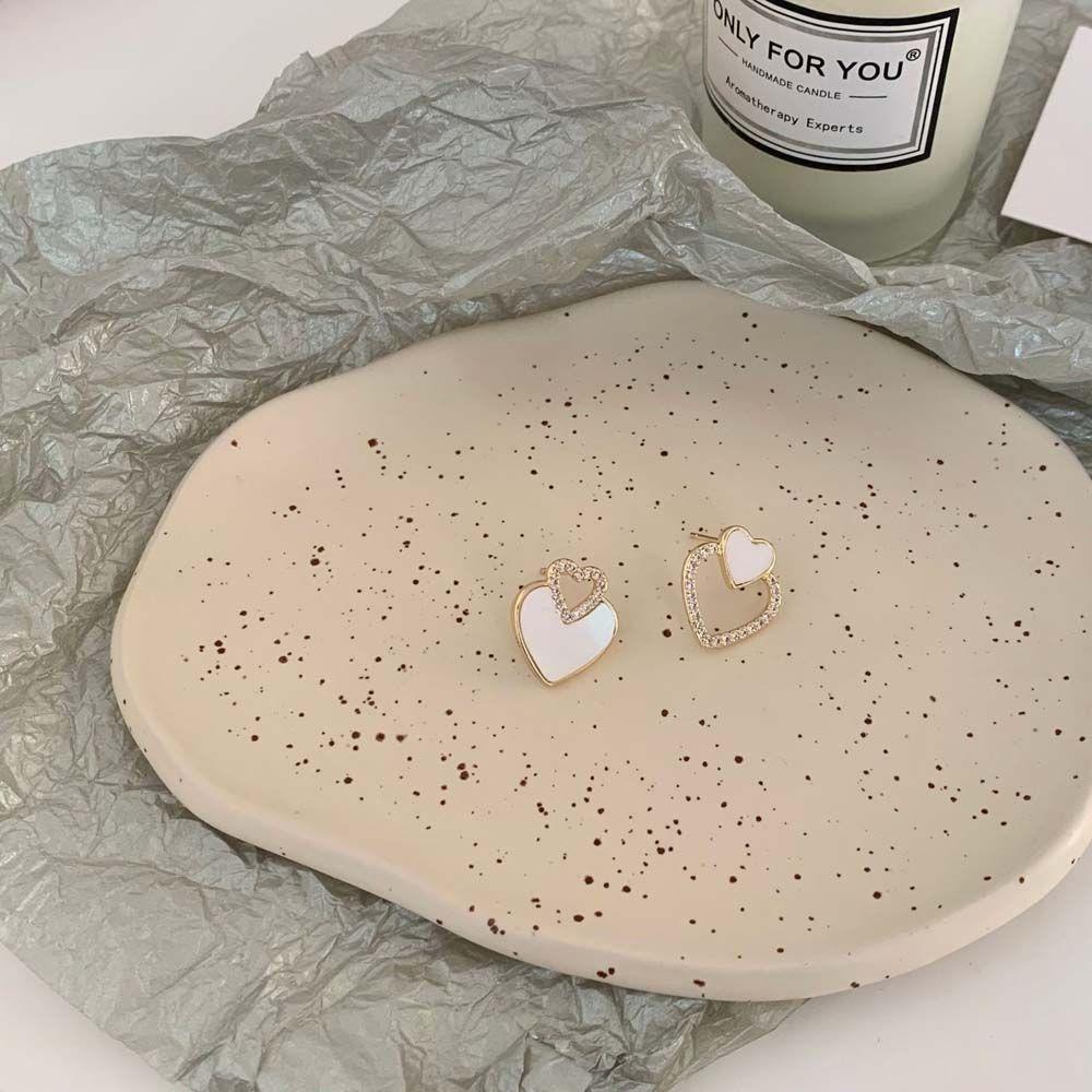 Mxbeauty Anting Pejantan Cinta Temperamen Elegan Berongga Fashion Perhiasan Asimetris Berlian Imitasi Alloy Ear Studs