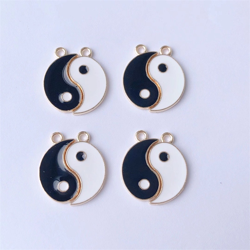 4 Pcs Kalung Liontin Enamel Bahan Alloy Warna Hitam Dan Putih Untuk Aksesoris Ponsel