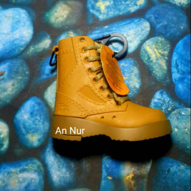 Korek Model Sepatu - Korek Unik - Sepatu Safety - Pembuka Botol