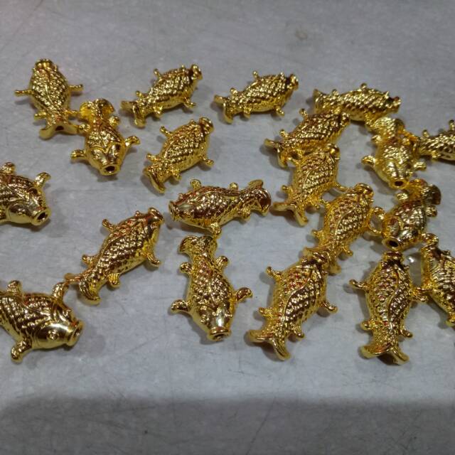 Mote bandulan gelang ikan warna emas besar