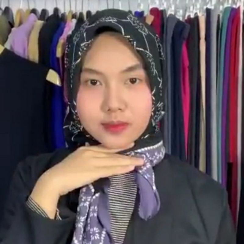 Jilbab Segi Empat Voal Lasercut Motif Kotak