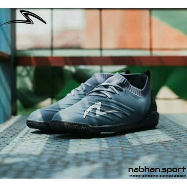 Sepatu futsal specs swervo galactica elite in shadow blue