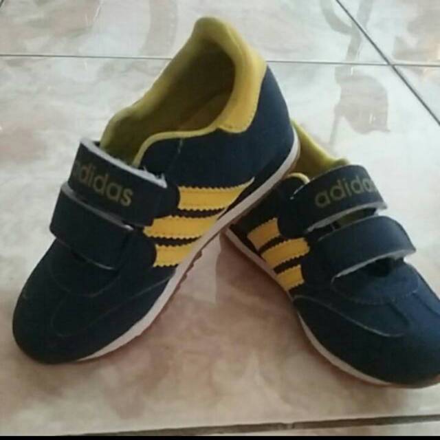 Sepatu adidas anak preloved