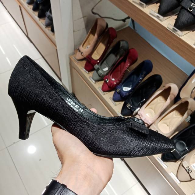 Sepatu kerja MATAHARI LAWRENSIA