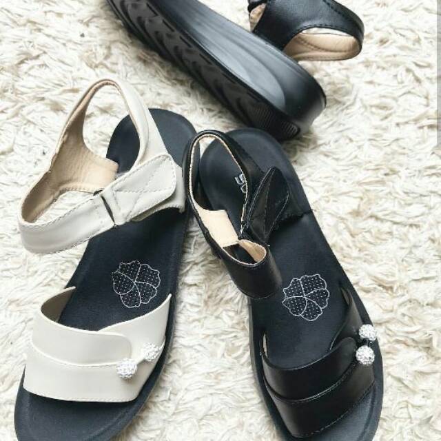 Sepatu sandal sofiya hitam dan cream