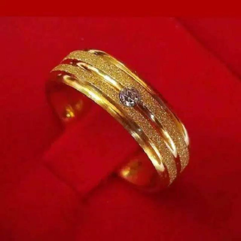 CINCIN TITANIUM WANITA MOTIF SERBUK PASIR EMAS FARIASI PERMATA