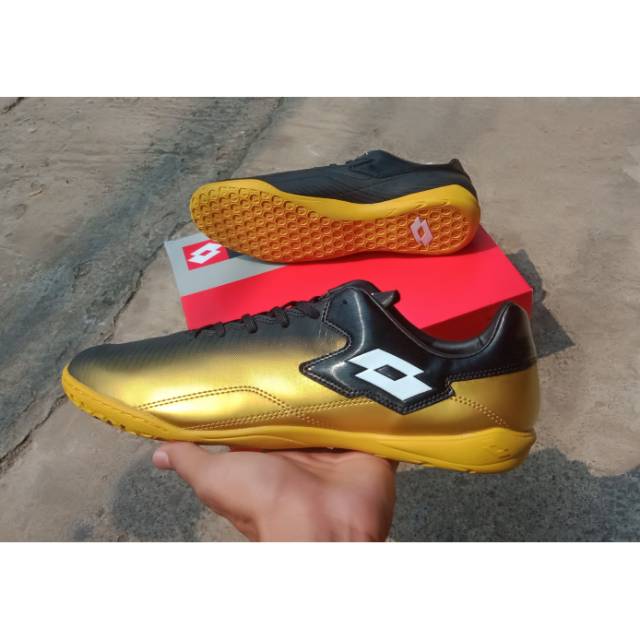 Sepatu Futsal Lotto Severe In Black/Metalic Gold/White