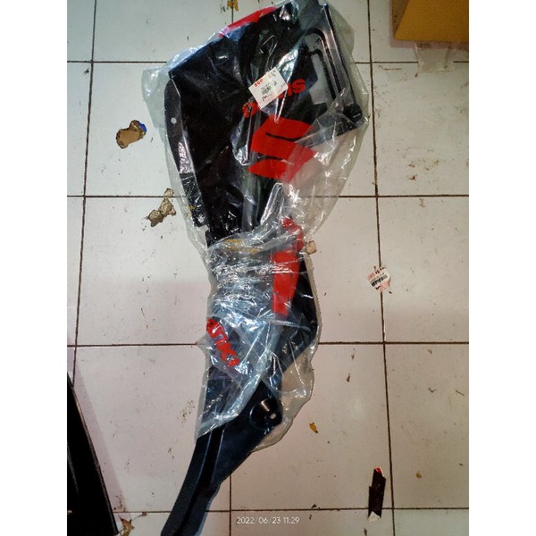 liner fender cowl di atas ban Suzuki apv old 2005 ori sgp
