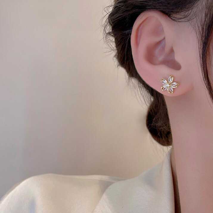 Anting Stud Desain Bunga Aksen Kristal Berlian Bahan S925 Silver Gold Gaya Korea Untuk Wanita