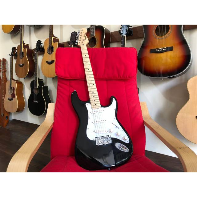 Fender Stratocaster Hitam Neck Mepple