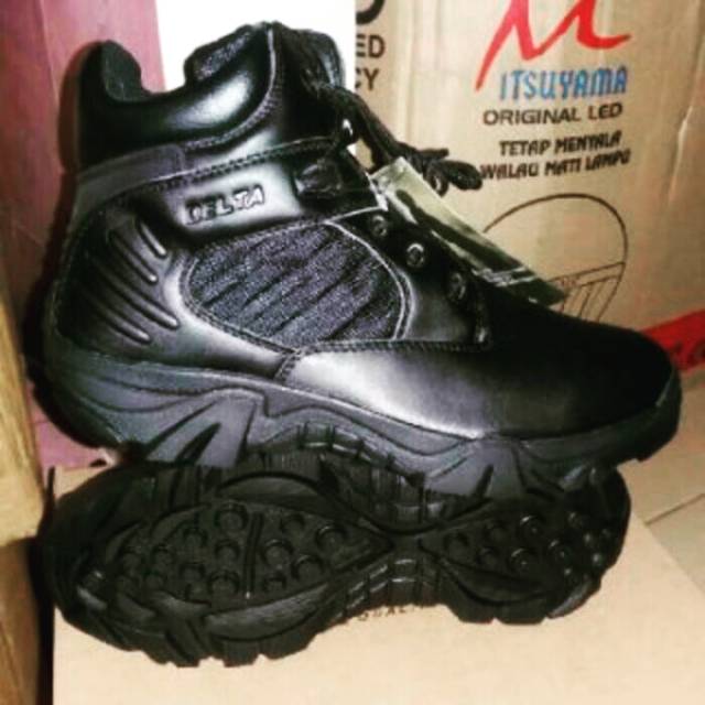 SEPATU DELTA HITAM