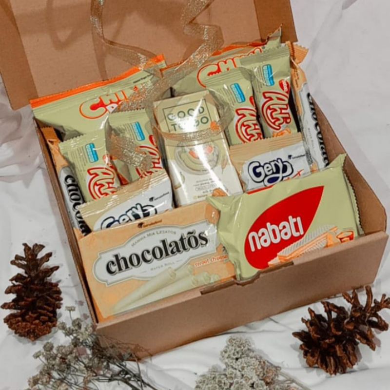 

SNACK BOX HAMPERS READY STOCK/HAMPERS BOX/ GIFTBOX YELLOW EDITION