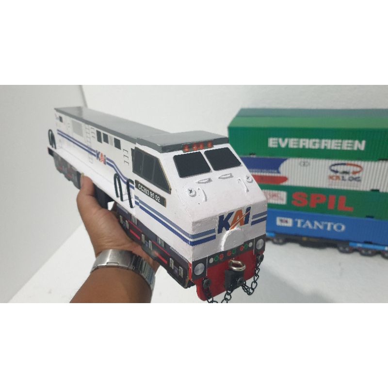 Mainan Miniatur kereta api kayu-lokomotif cc203 livery whiteblue