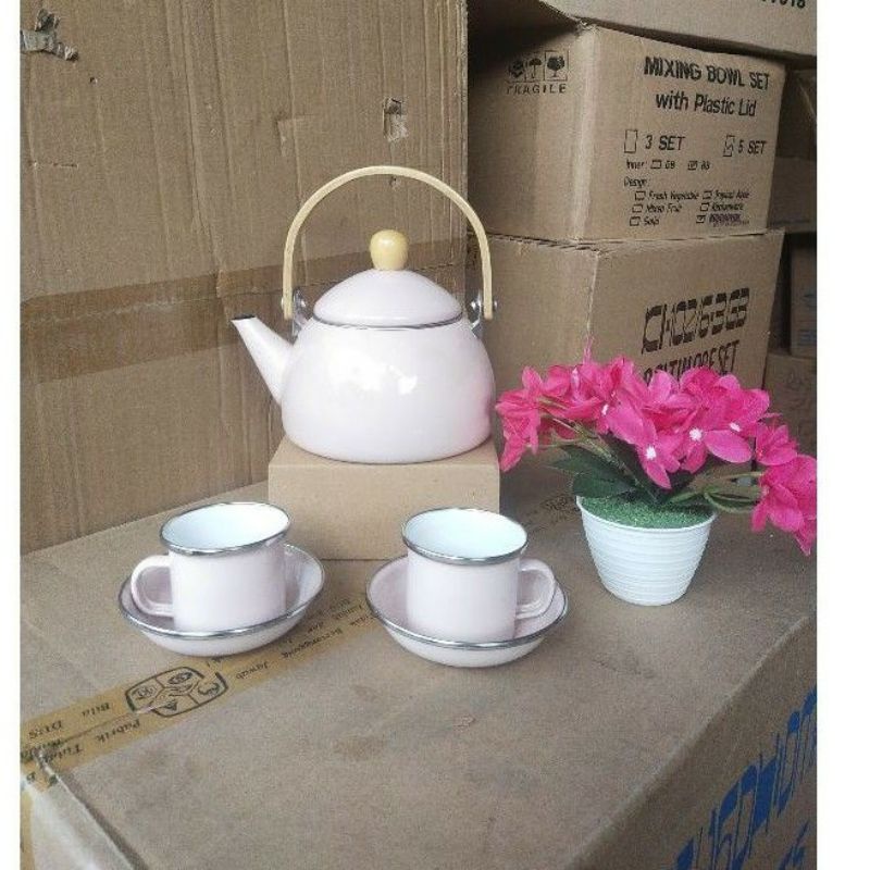 Set teko, gelas mug dan tatakan enamel pink
