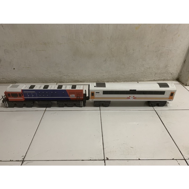 miniatur lokomotif cc201 +gerbong