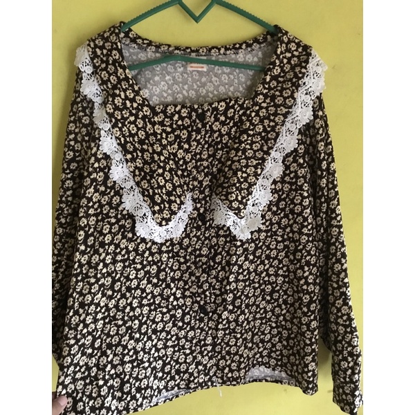 kemaja bunga brown renda putih kerah lebar preloved