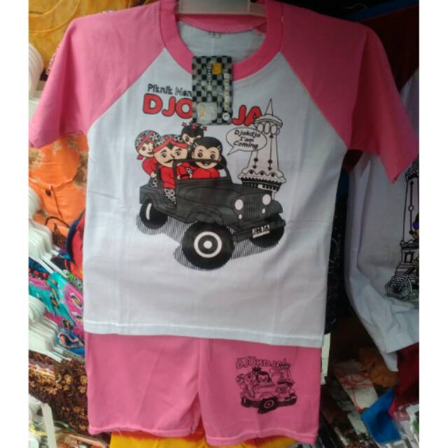 TERMURAH Setelan Katun Gambar Keluarga Naik Mobil Ke Tugu Jogja L-XXL 4-12 tahun - Kaos Anak Unisex