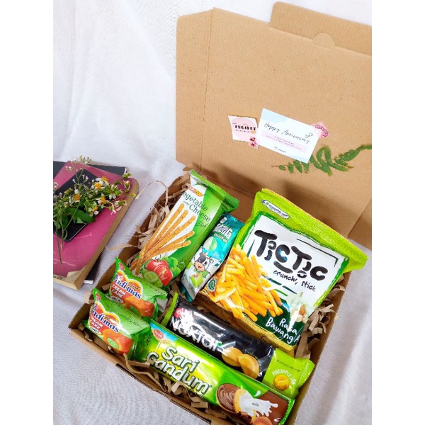 

HAMPERS SNACK WARNA Custom Termurah | Wisuda | Anniversary | Birthday / Lebaran