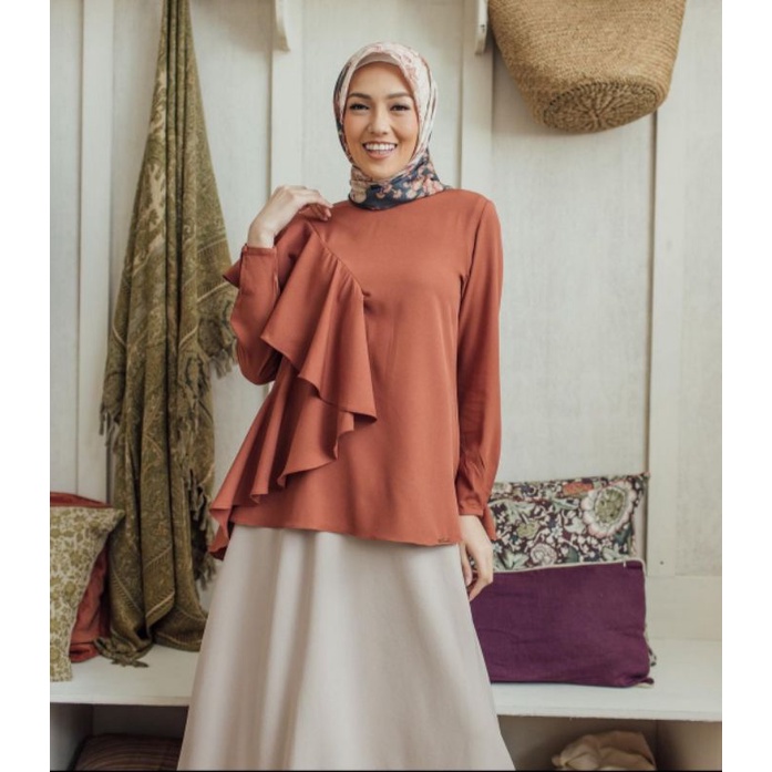 SIENNA BLOUSE WEARING KLAMBY
