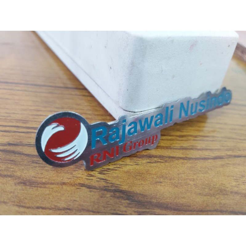 

nama dada atau pin nama