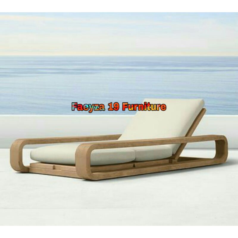Kursi Lounger Santai Pantai