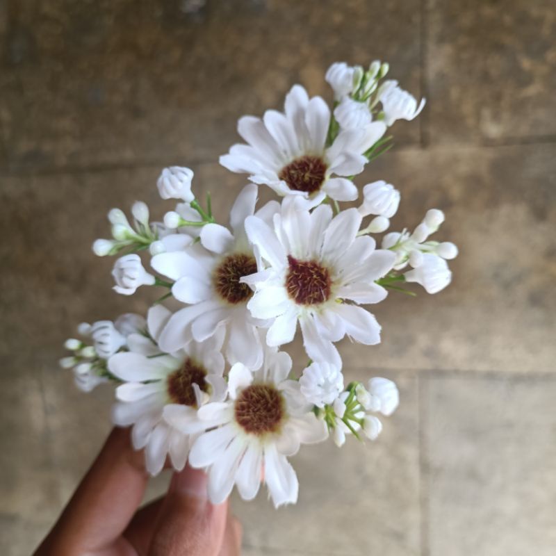 semanggi krisan bali with baby breath hairdo flower bunga rambut hiasan rambut bunga sanggul pakaian