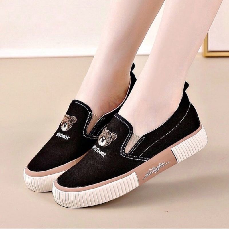  - Sepatu Slip On Wanita Kanvas Bordir Beruang AG14