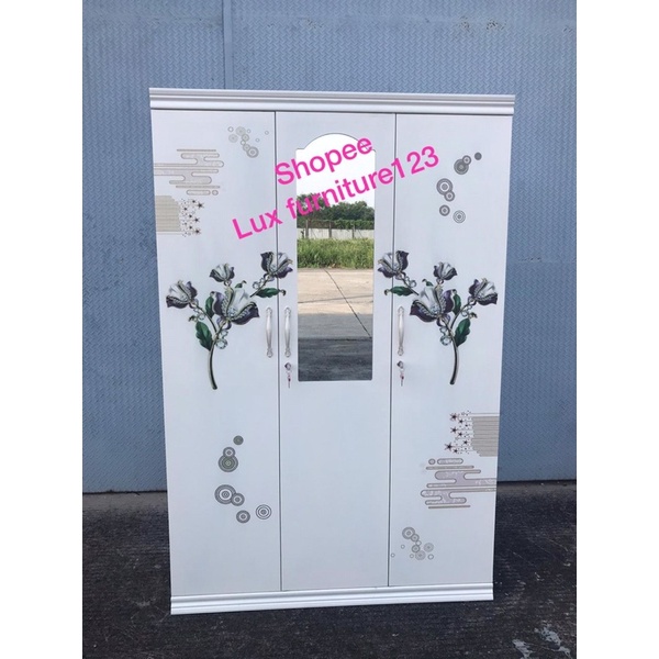Lemari pakaian besi 3 pintu model