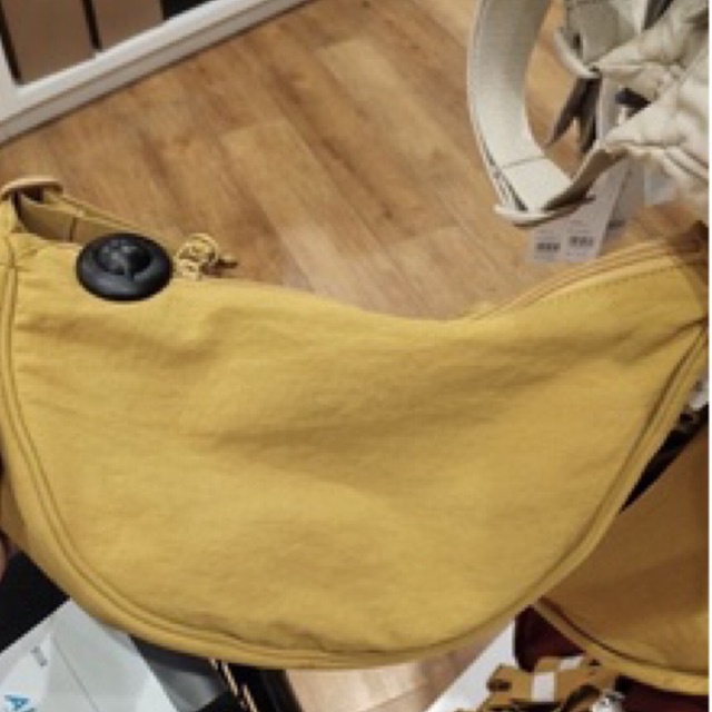 PRELOVED UNIQLO WOMEN TAS BAHU MINI ROUND