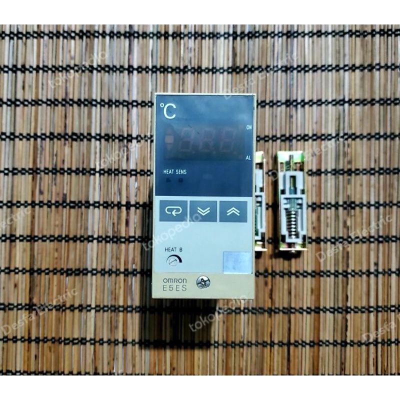 Temperature Controller Omron E5ES-QHKJ
